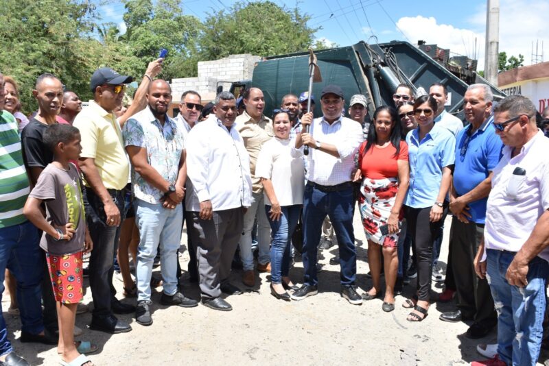 Kelvin Cruz inicia obras que transformarán la vida de habitantes en el barrio Nibaja.