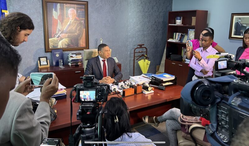 Senador Yvan Lorenzo solicita al Pleno Senatorial investigar el otorgamiento de residencia y nacionalidad dominicana a exfuncionaria peruana involucrada en casos de corrupción.