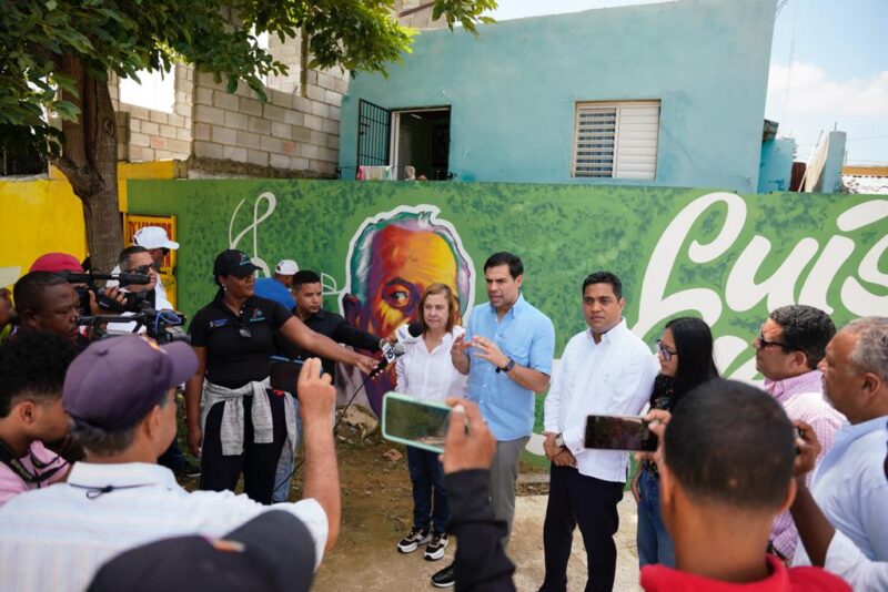 Roberto Ángel y Kelvin Cruz dejan iniciados más de 2 kms de arte público en La Vega
