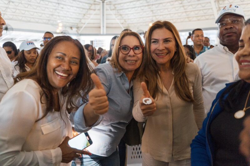 Carolina Mejía recibe masivo apoyo de maestros en la capital 