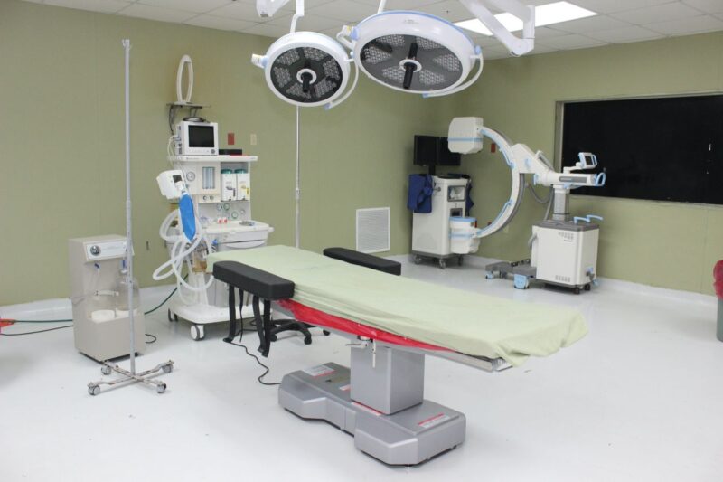 Ney Arias Lora entrega moderna mesa quirúrgica translucida área de Neurocirugía