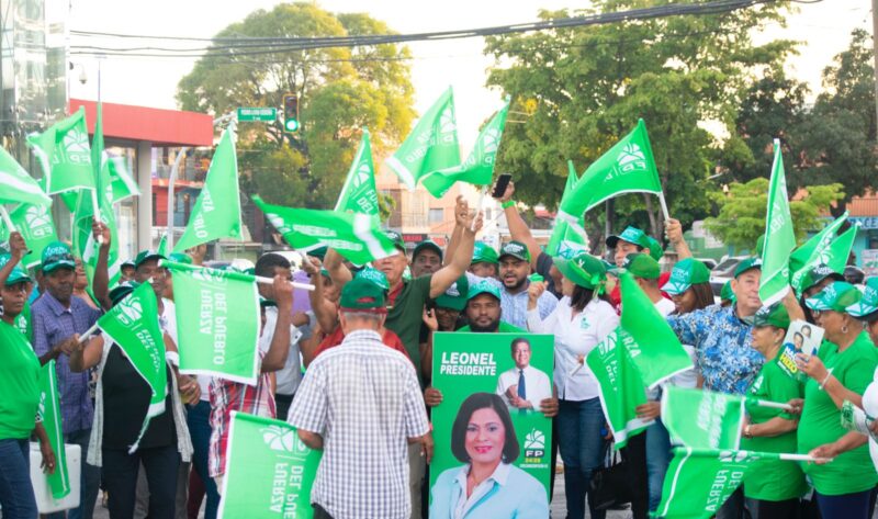 Seguidores de Leonel se movilizan y enseñan a votar en las 34 estaciones del Metro de SD