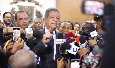 Leonel Fernández felicita a los periodistas en su día