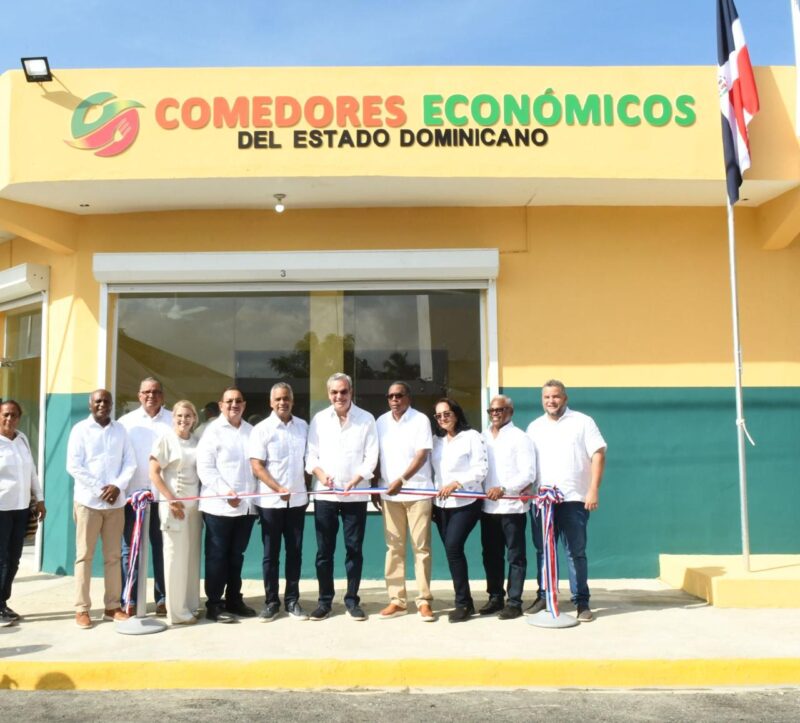 Presidente de la República Luis Abinader Corona encabeza junto al director de Comedores Económicos del Estado la inauguración de un moderno comedor en Sabana de la Mar