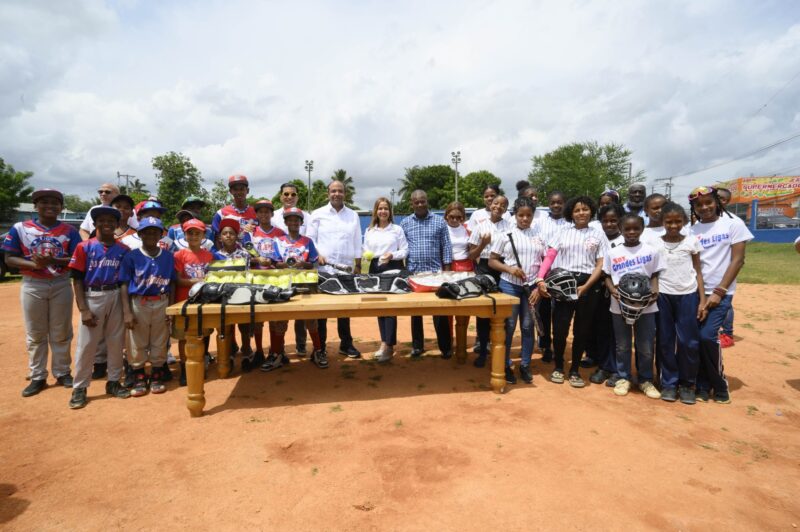 Banreservas remoza estadio de softball de San Luis y parque infantil de SPM 