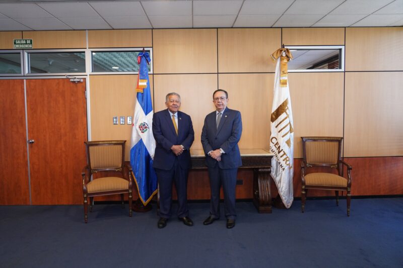 Gobernador Valdez Albizu recibió la visita del embajador Juan Bolívar Díaz y estudiantes meritorios de España 