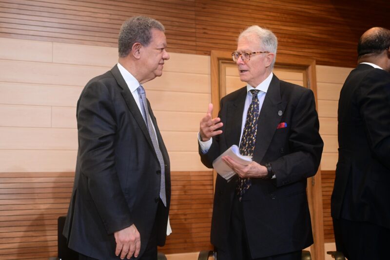 Leonel participa en Santiago en conferencia sobre comunicación política dictada por Javier del Rey Morató