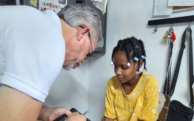 Fundación Denfi y D’Jean entregan útiles escolares a niños de San Skate