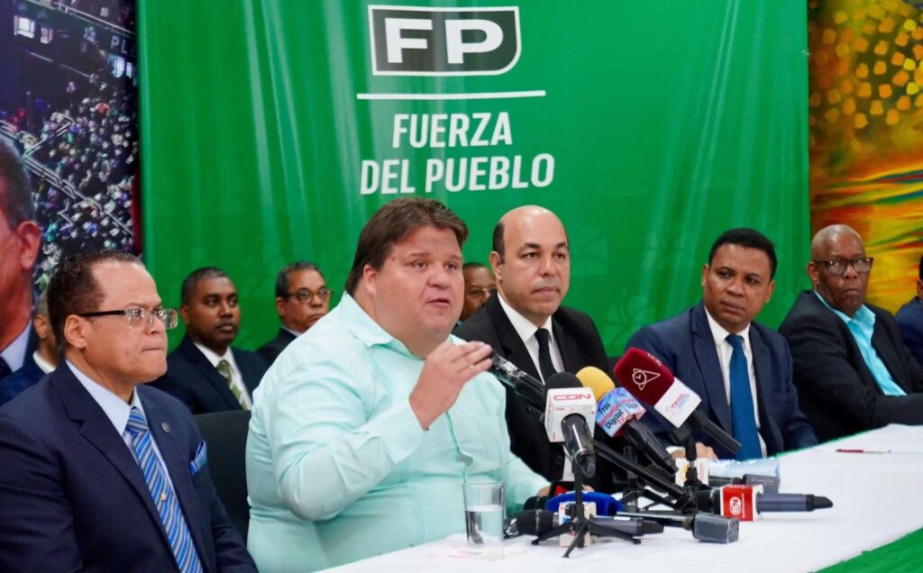 Carlos Pimentel ahora podrá licitar y fiscalizar sus propias licitaciones, advierte FP