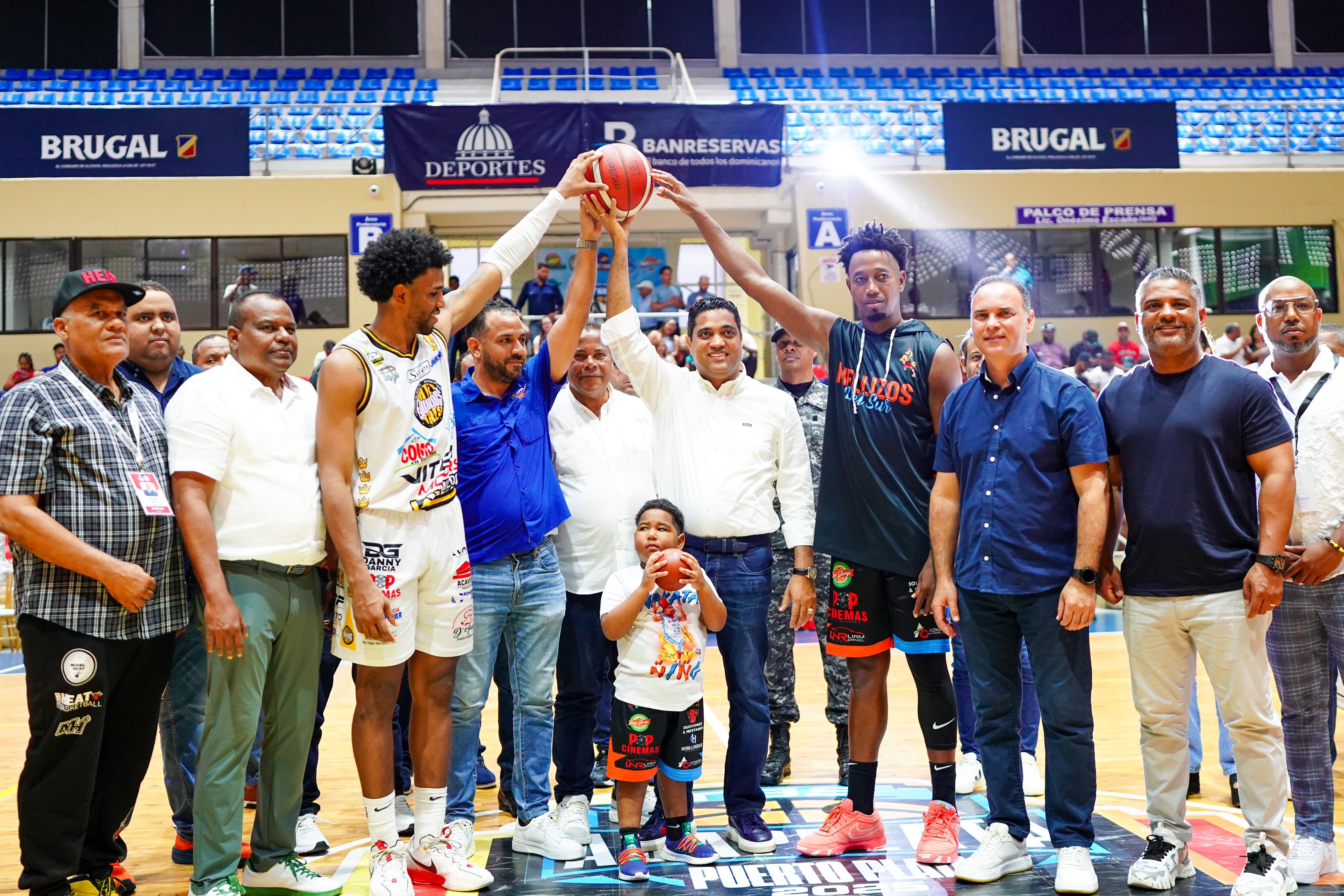 Ministro Kelvin Cruz entrega un millón de pesos al baloncesto de Puerto Plata
