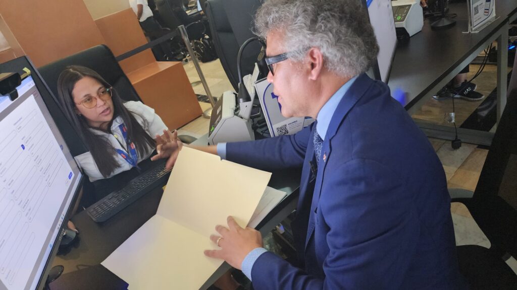 Carlos Peña y GenS demandan a Ministro de Medioambiente y Director Fideicomiso DO Sostenible por 9 mil millones de pesos que no aparecen